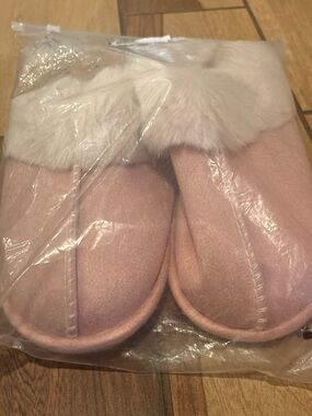 Cozy Women's Pink Faux-Fur Slippers. Size 11-12.